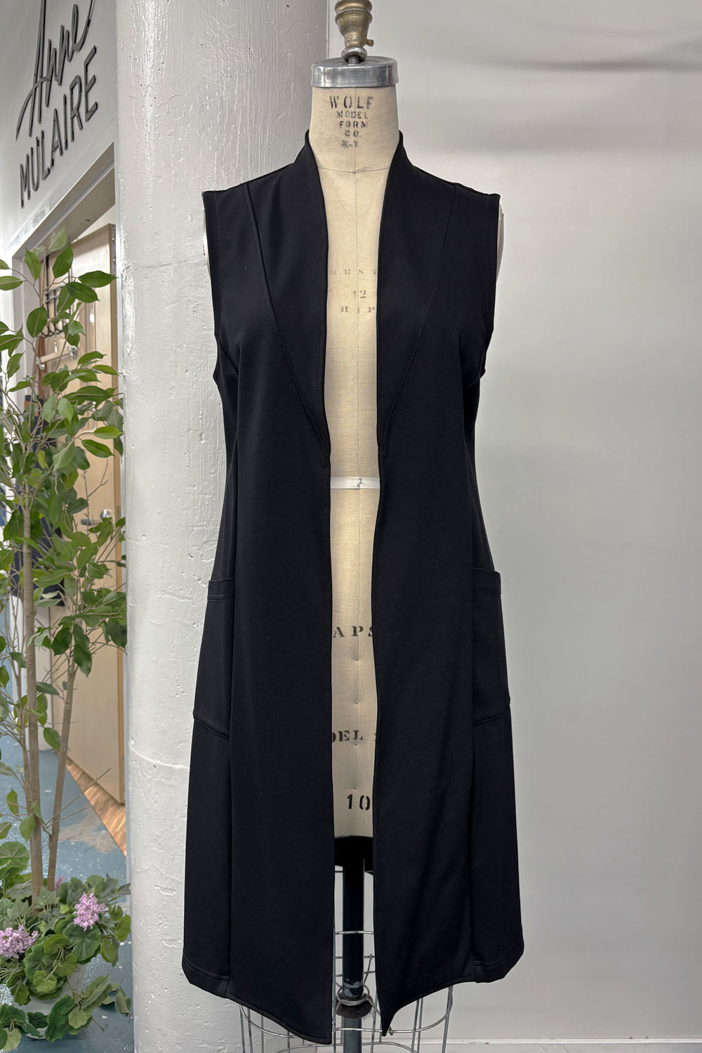 RESALE - Fort Garry Vest - M - Black- RE555