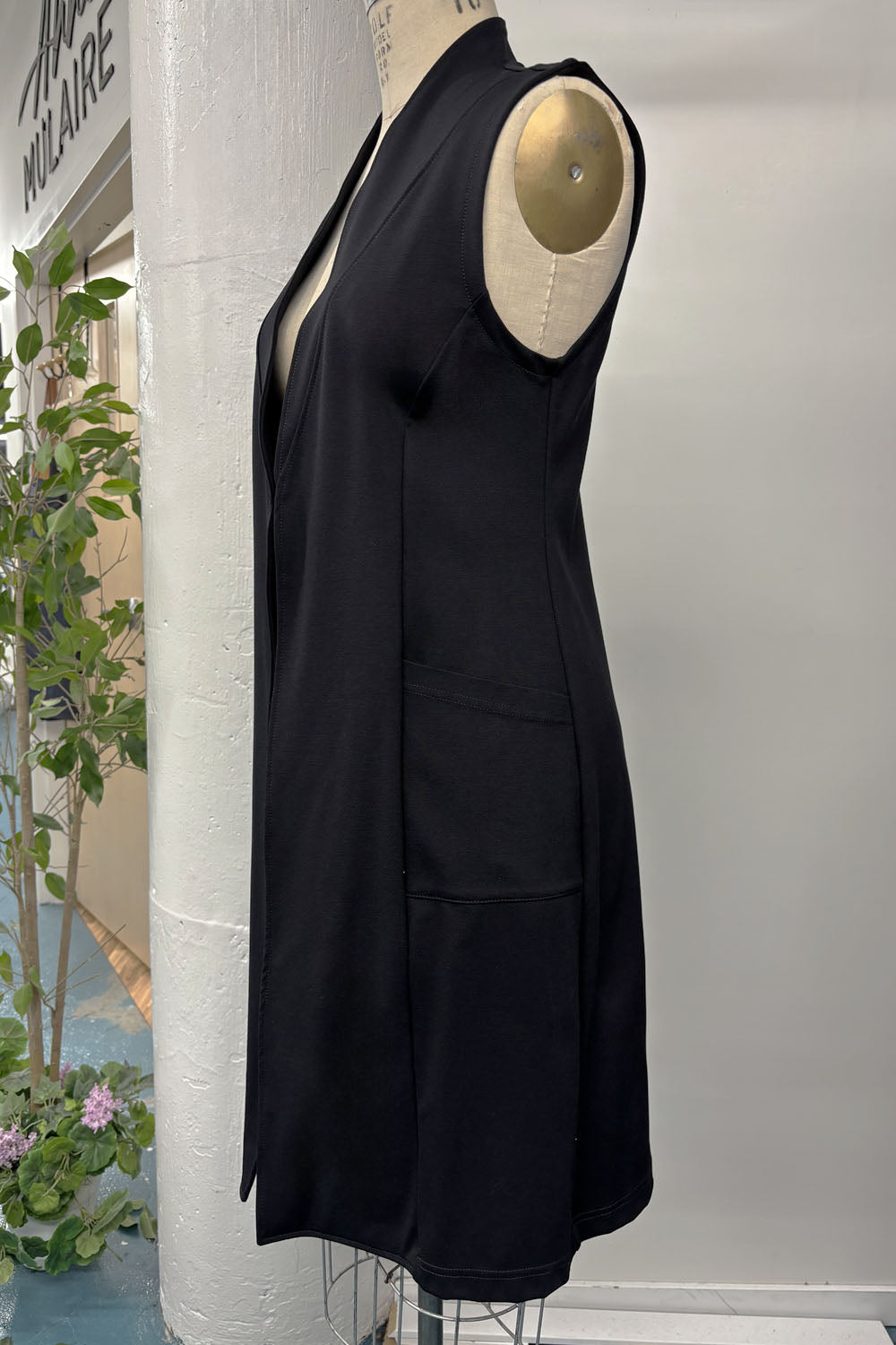 RESALE - Fort Garry Vest - M - Black- RE555